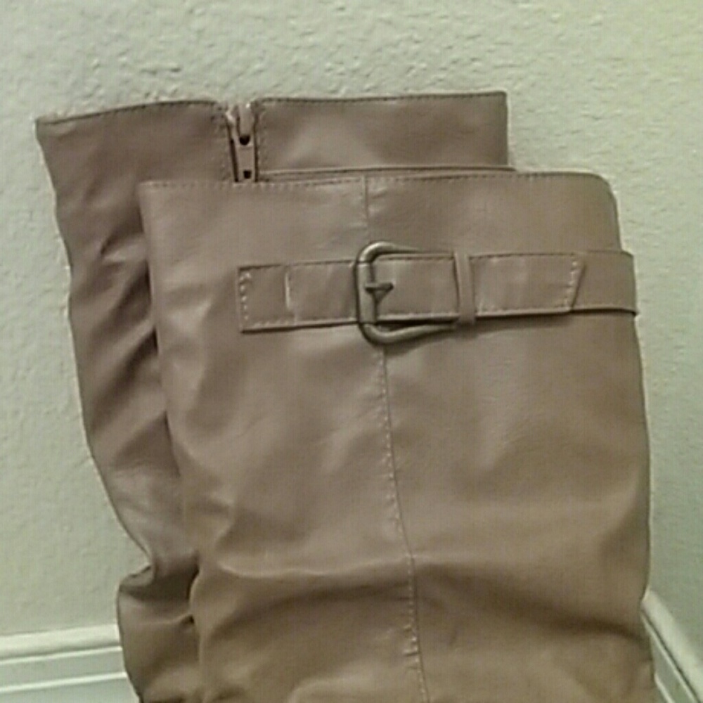 Boots - Picture 3 of 3